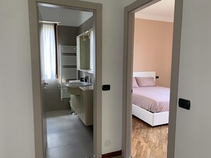 2 bedrooms, desk, iron/ironing board, travel cot - The window on Lake Como (Como)
