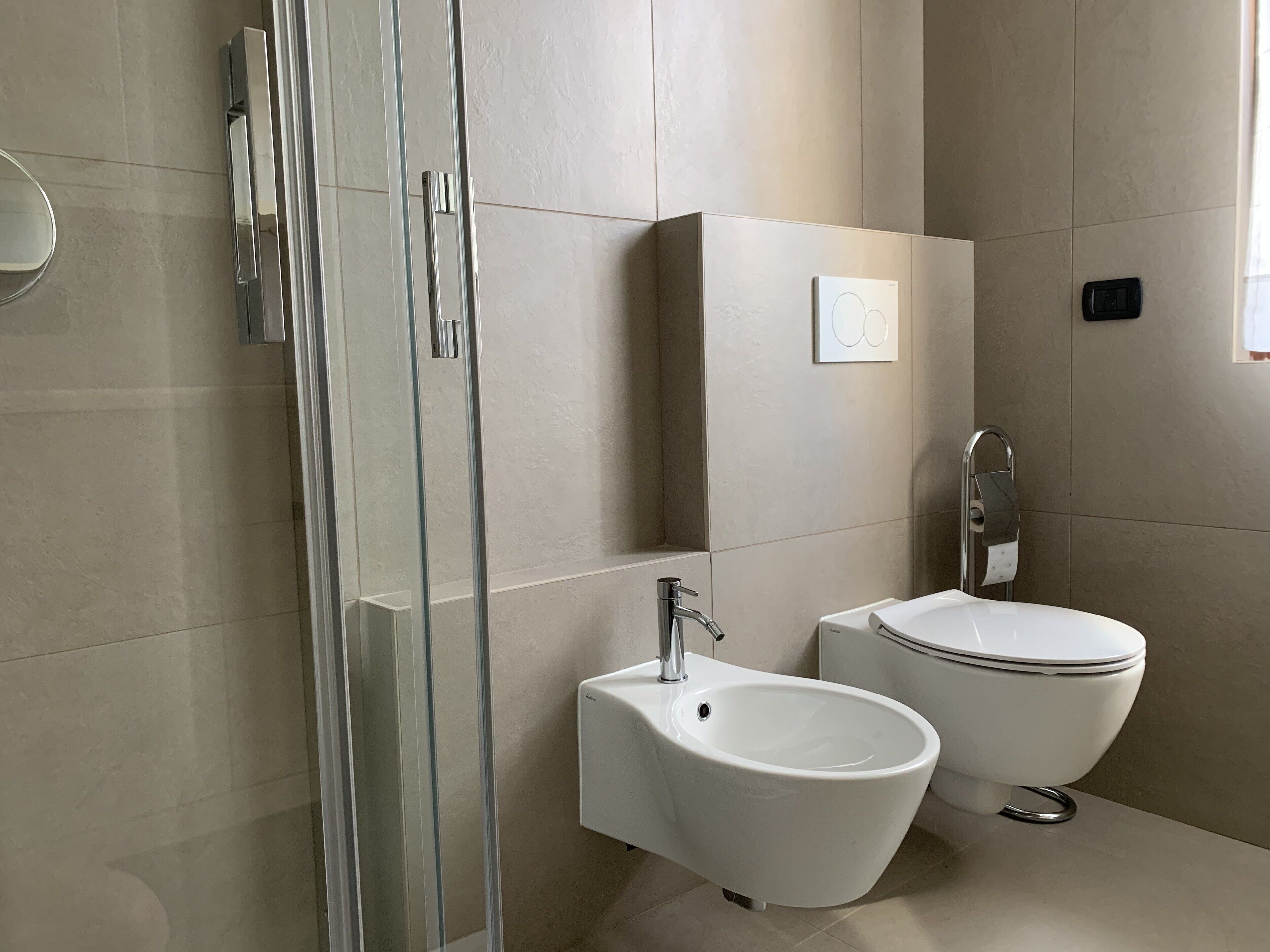 Shower, hair dryer, bidet, towels