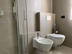 Shower, hair dryer, bidet, towels - The window on Lake Como (Como)