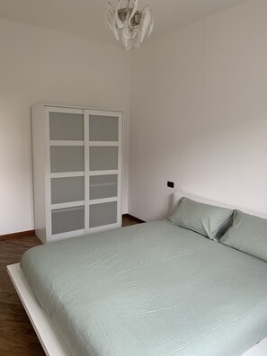 2 habitaciones, escritorio y tabla de planchar con plancha 
