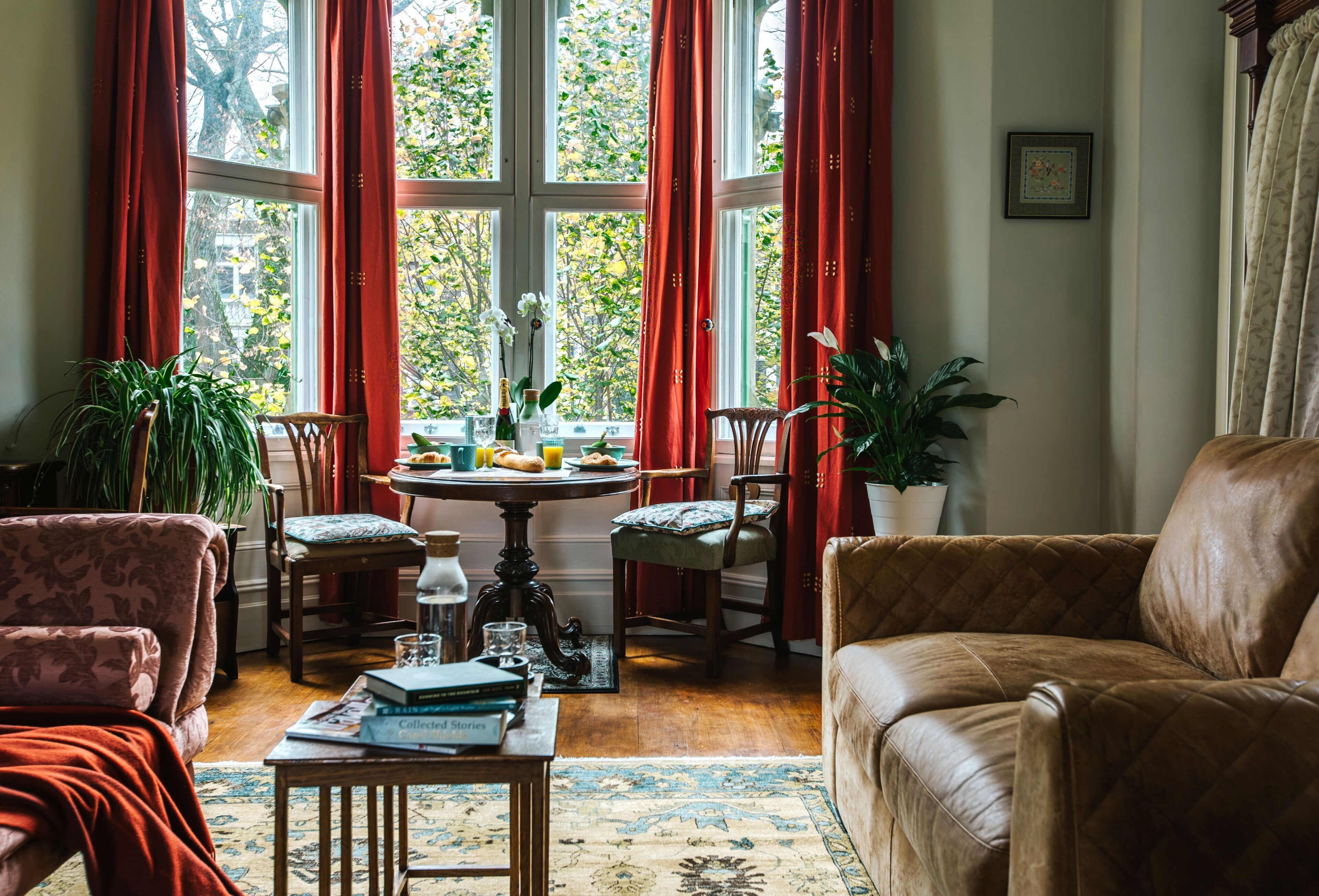 Chambre Deluxe, 1 très grand lit, réfrigérateur et four à micro-ondes, vue ville | Draps en coton égyptien, literie de qualité supérieure