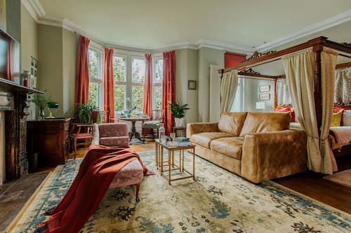 Deluxe Room, 1 King Bed, Refrigerator & Microwave, City View | Egyptian cotton sheets, premium bedding, individually decorated