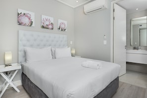 Signature Apartment | 1 bedroom, in-room safe, desk, laptop workspace - 35 on Main 303 (Cape Town)