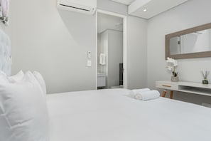 Signature Apartment | Bathroom | Shower, hair dryer, towels, soap - 35 on Main 303 (Cape Town)