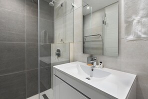 Signature Apartment | Bathroom | Shower, hair dryer, towels, soap - 35 on Main 303 (Cape Town)