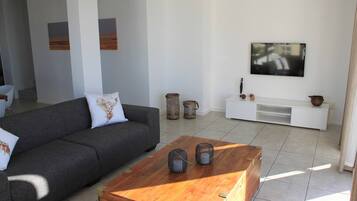 Apartamento grand, 3 quartos | Sala de estar | TV de tela plana 32 polegadas com canais a cabo, TV, Netflix