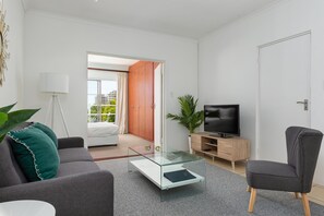 Familiehus - 4 soveværelser | Stue | 32-tommers fladskærms-tv med satellitkanaler, tv