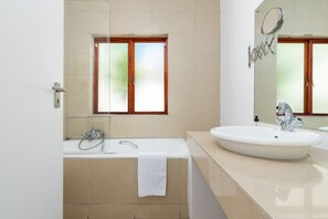 Family House, 4 Bedrooms | Bathroom - Blackheath House 13 (Cape Town)