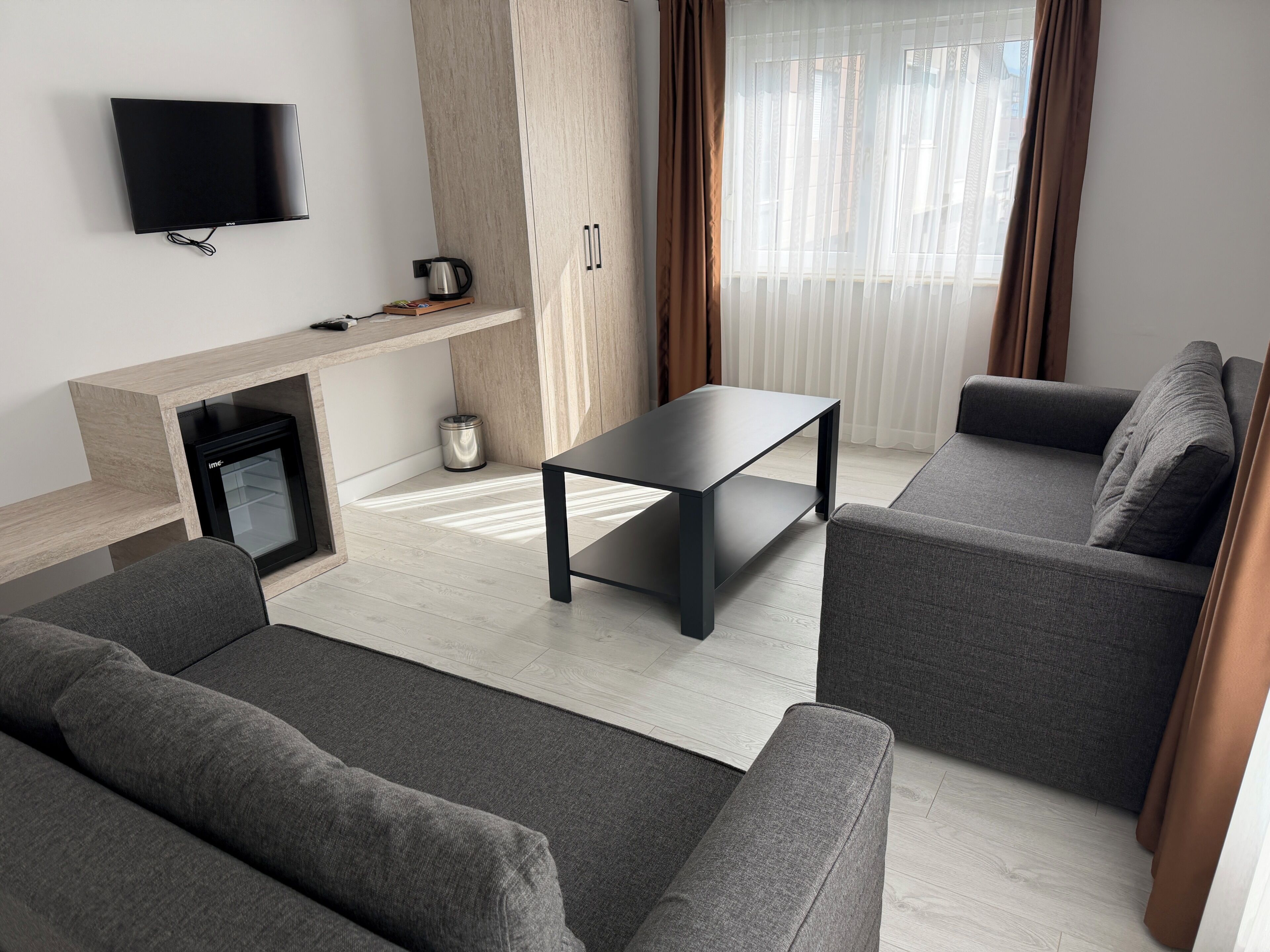 Familienzimmer, Mehrere Betten | Wohnbereich | LCD-Fernseher