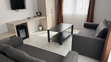 Familienzimmer, Mehrere Betten | Wohnbereich | LCD-Fernseher