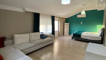 Penthouse, 1 slaapkamer, terras, uitzicht op de stad | 1 slaapkamer, een bureau, een laptopwerkplek, gratis wifi