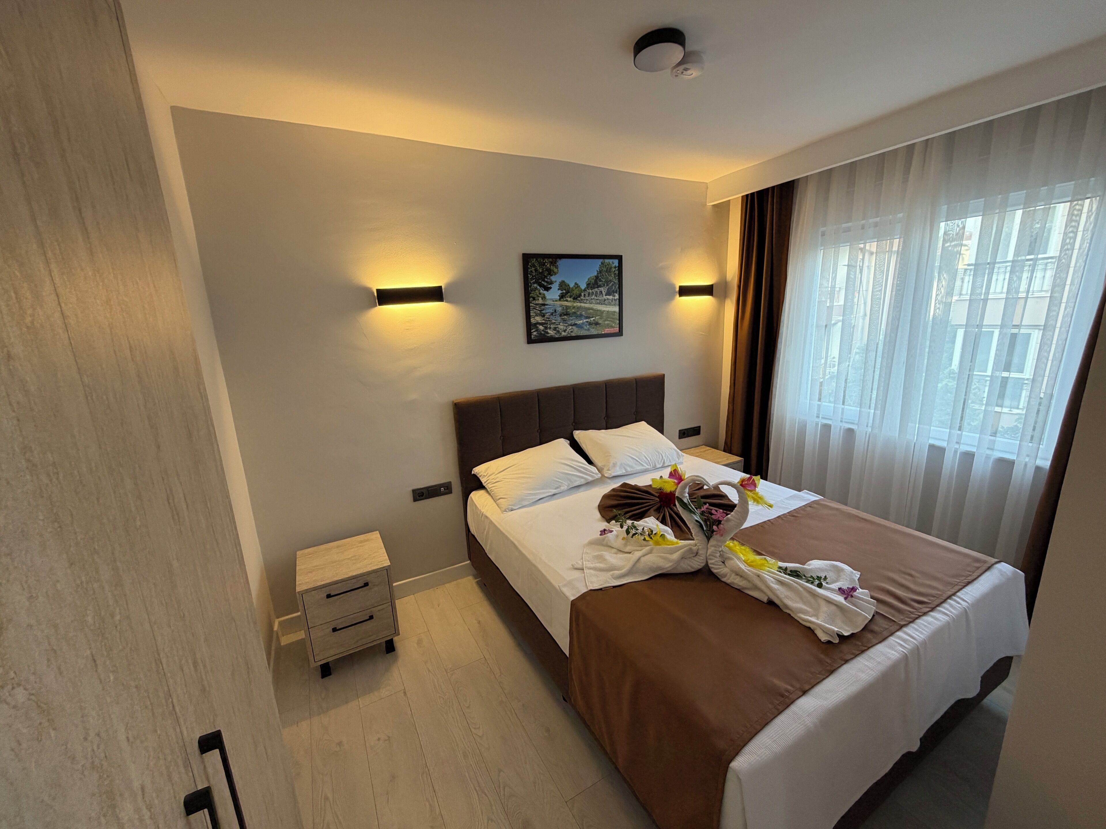 Laptop workspace, soundproofing, free WiFi, bed sheets