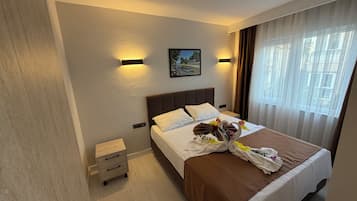 Laptop workspace, soundproofing, free WiFi, bed sheets