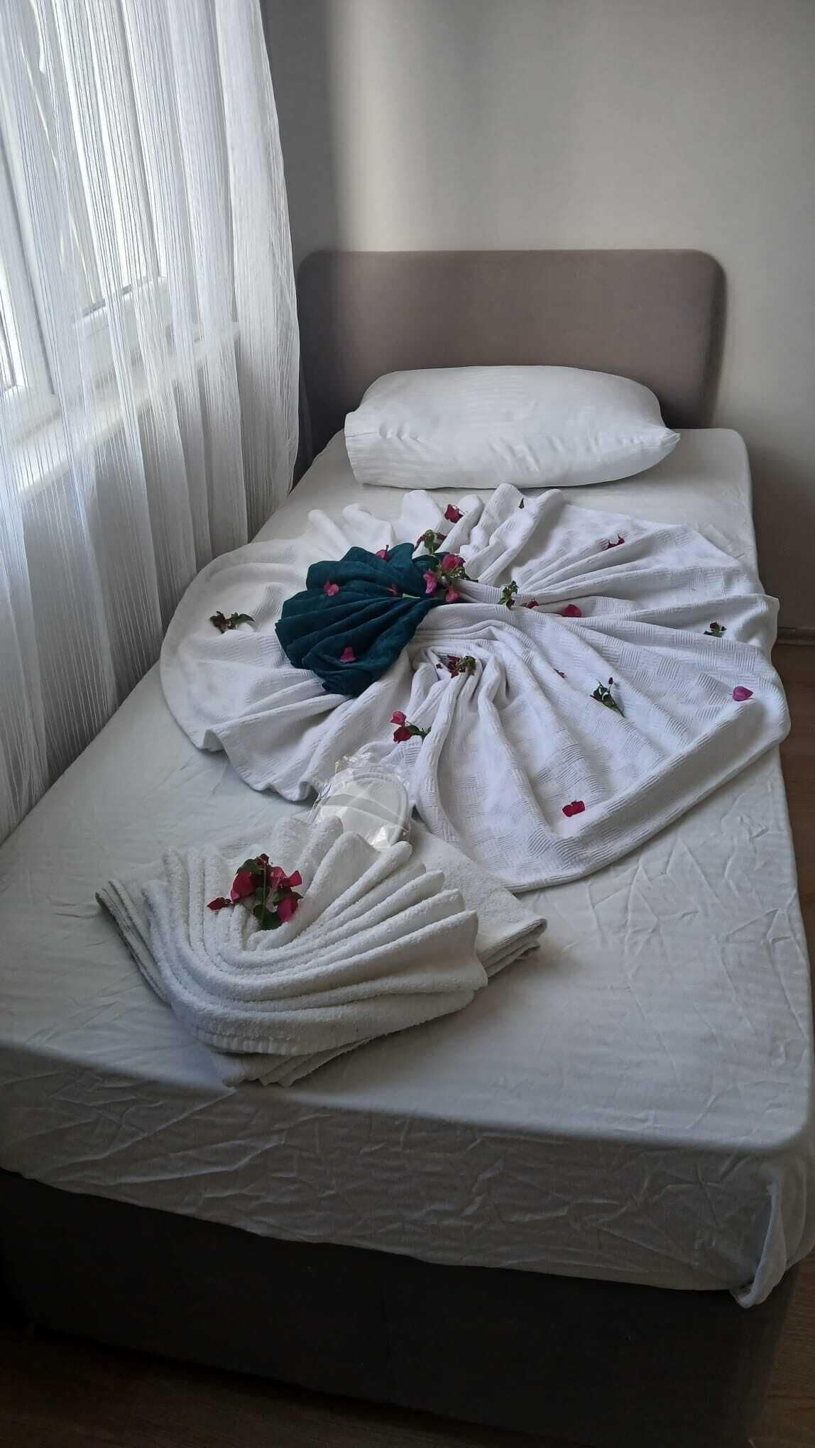 Loftsleilighet, 1 soverom, terrasse, byutsikt | Skrivebord, skrivebord for bærbar PC, wi-fi (inkludert) og sengetøy