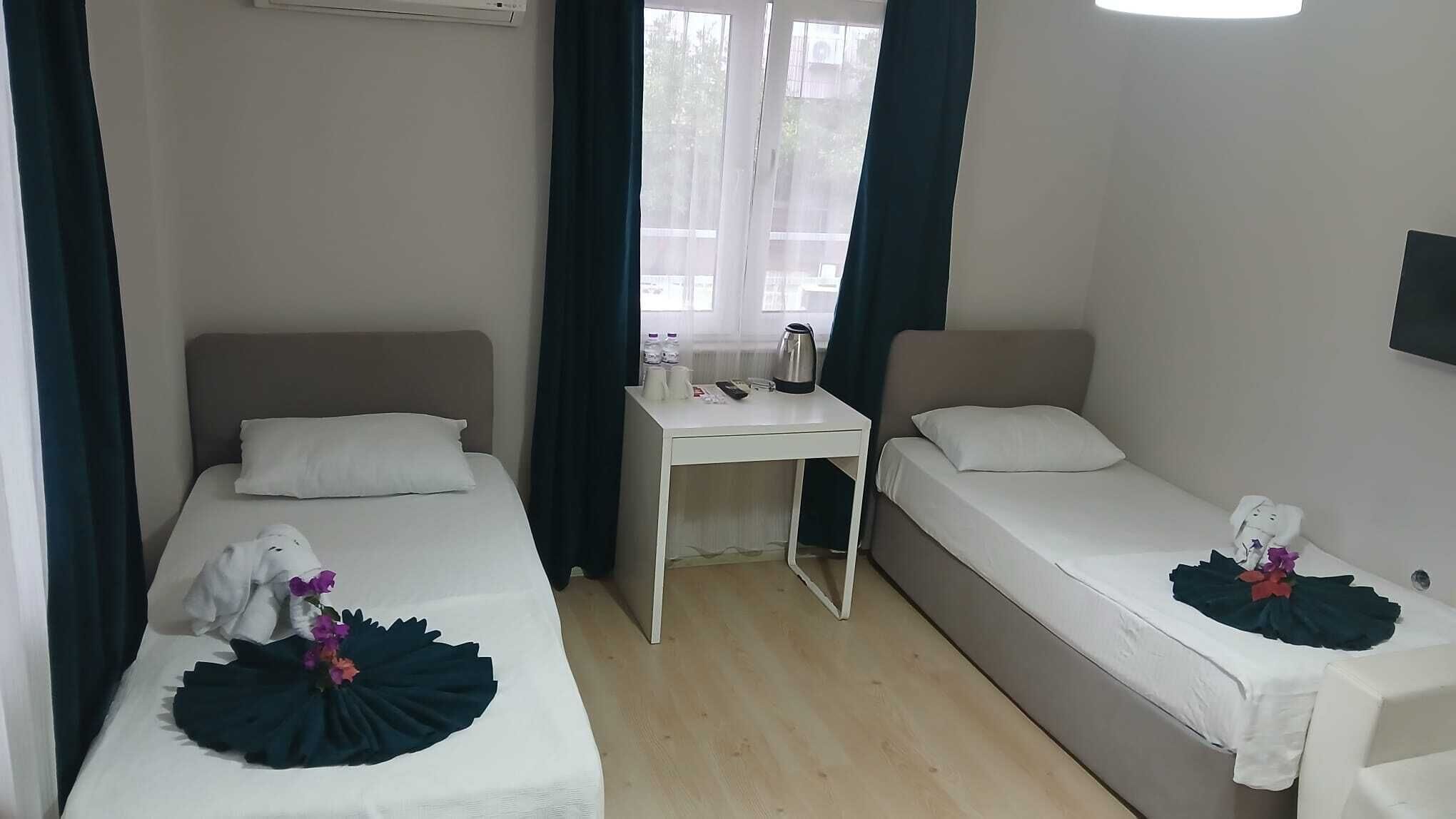 Economy-Zweibettzimmer | Schreibtisch, laptopgeeigneter Arbeitsplatz, kostenloses WLAN