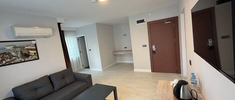Deluxe Room | Laptop workspace, soundproofing, free WiFi, bed sheets