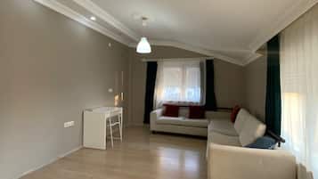 Penthouse, 1 Schlafzimmer, Terrasse, Stadtblick | Wohnbereich | LCD-Fernseher