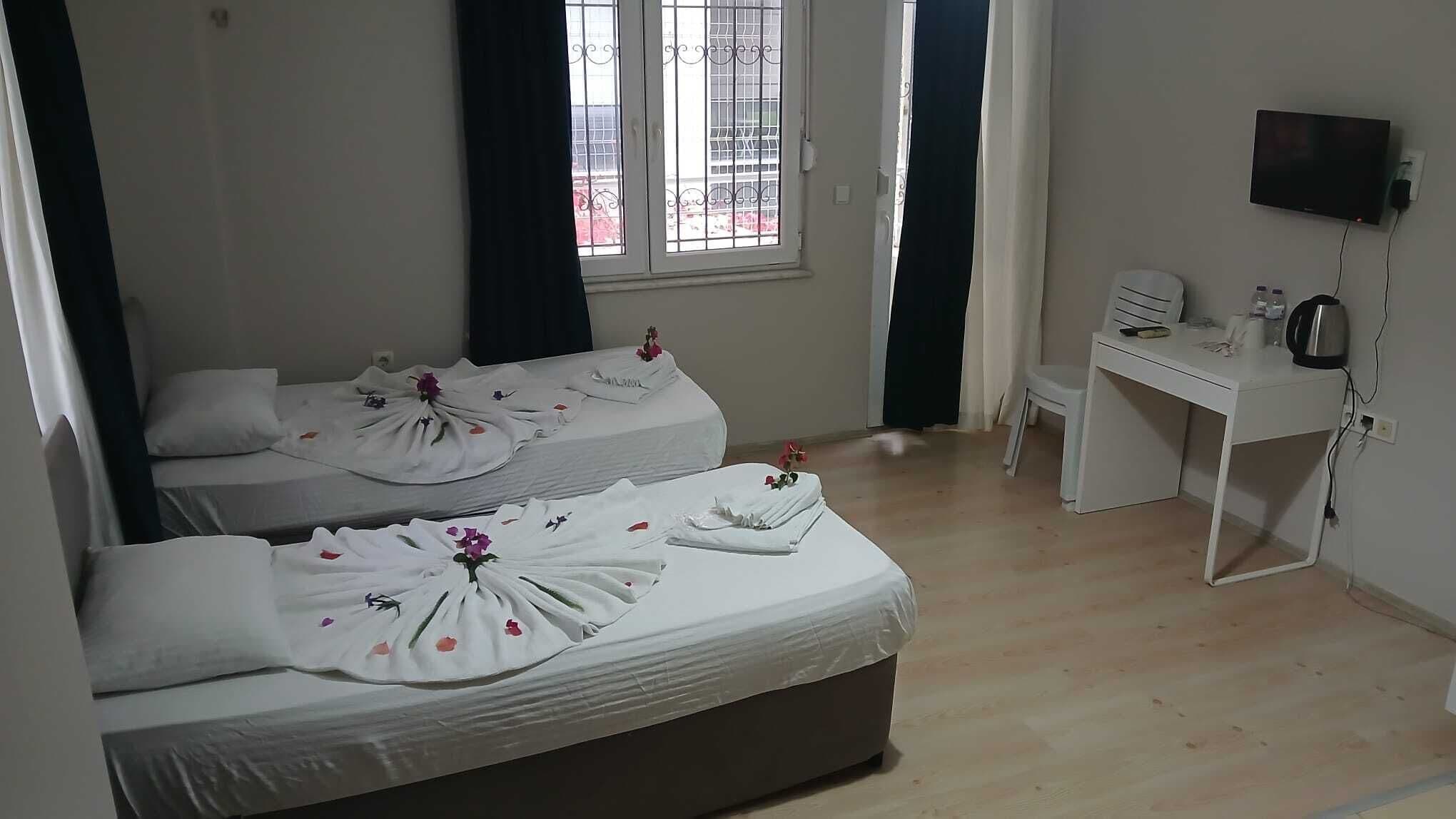 Økonomi-tomannsrom | Skrivebord, skrivebord for bærbar PC, wi-fi (inkludert) og sengetøy