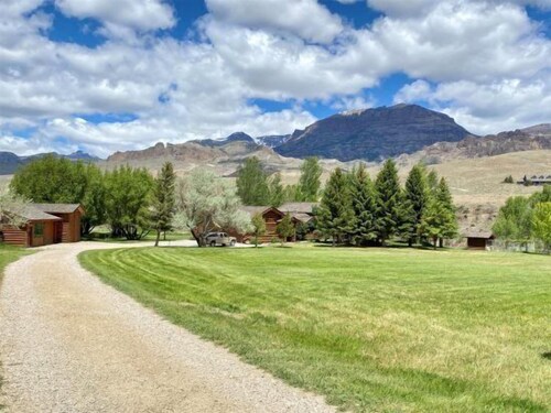 Elk Valley Ranch Retreat-  Private Apartment Retreat with Mountain and River Views
