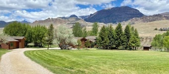 Elk Valley Ranch Retreat- Private Apartment Retreat with Mountain and River Views