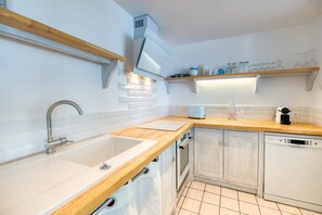 Fridge, oven, stovetop, dishwasher