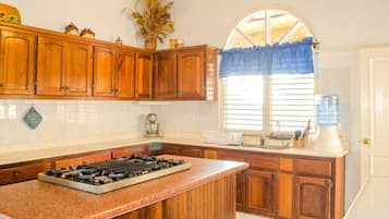 KylskÄp, ugn, spishÀll och kaffe- och tebryggare