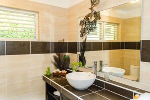 淋浴设施、吹风机