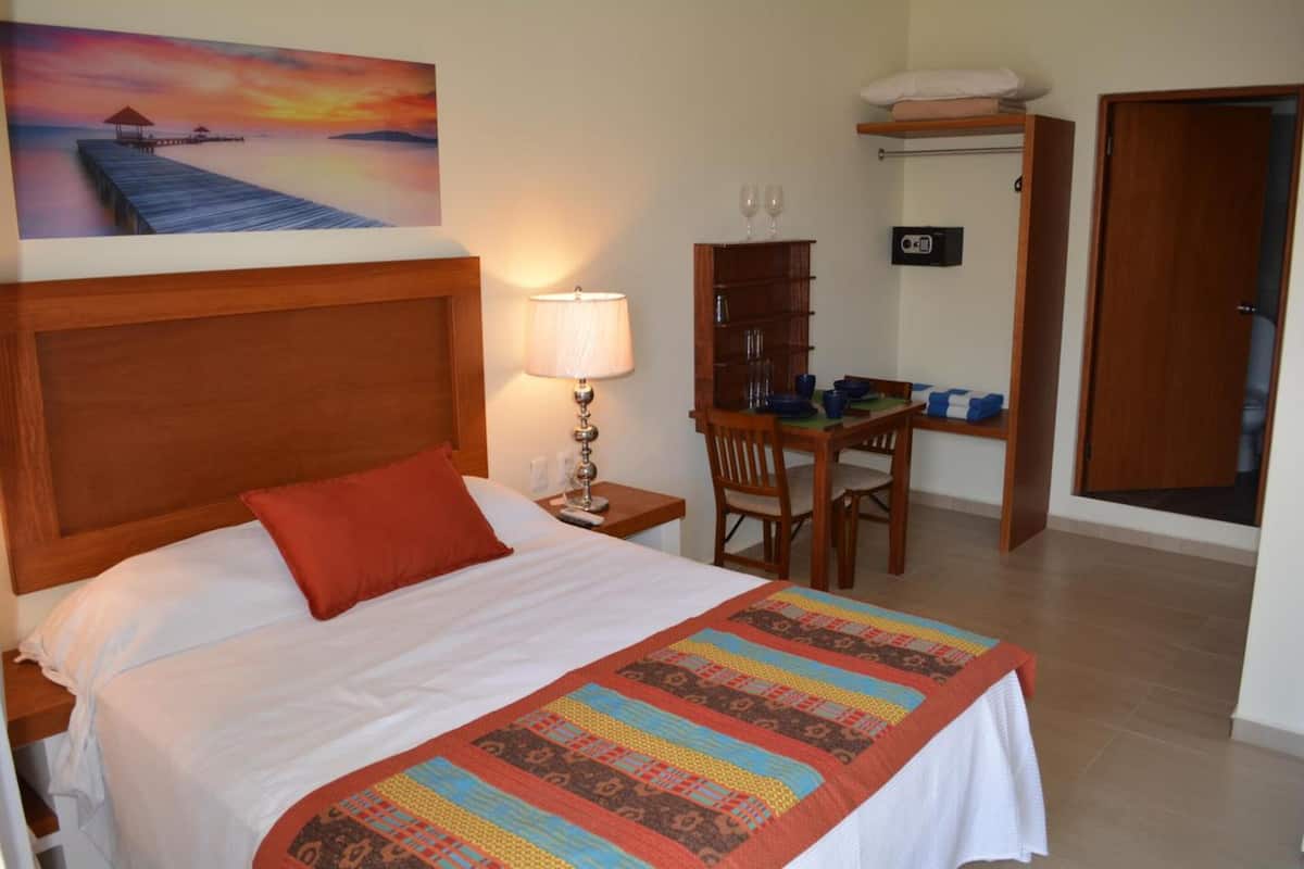 Minibar, tabla de planchar con plancha, wifi gratis y ropa de cama