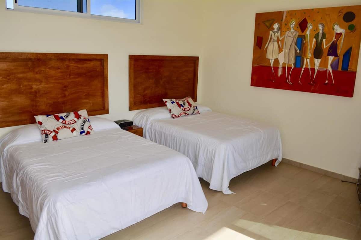 Minibar, tabla de planchar con plancha, wifi gratis y ropa de cama