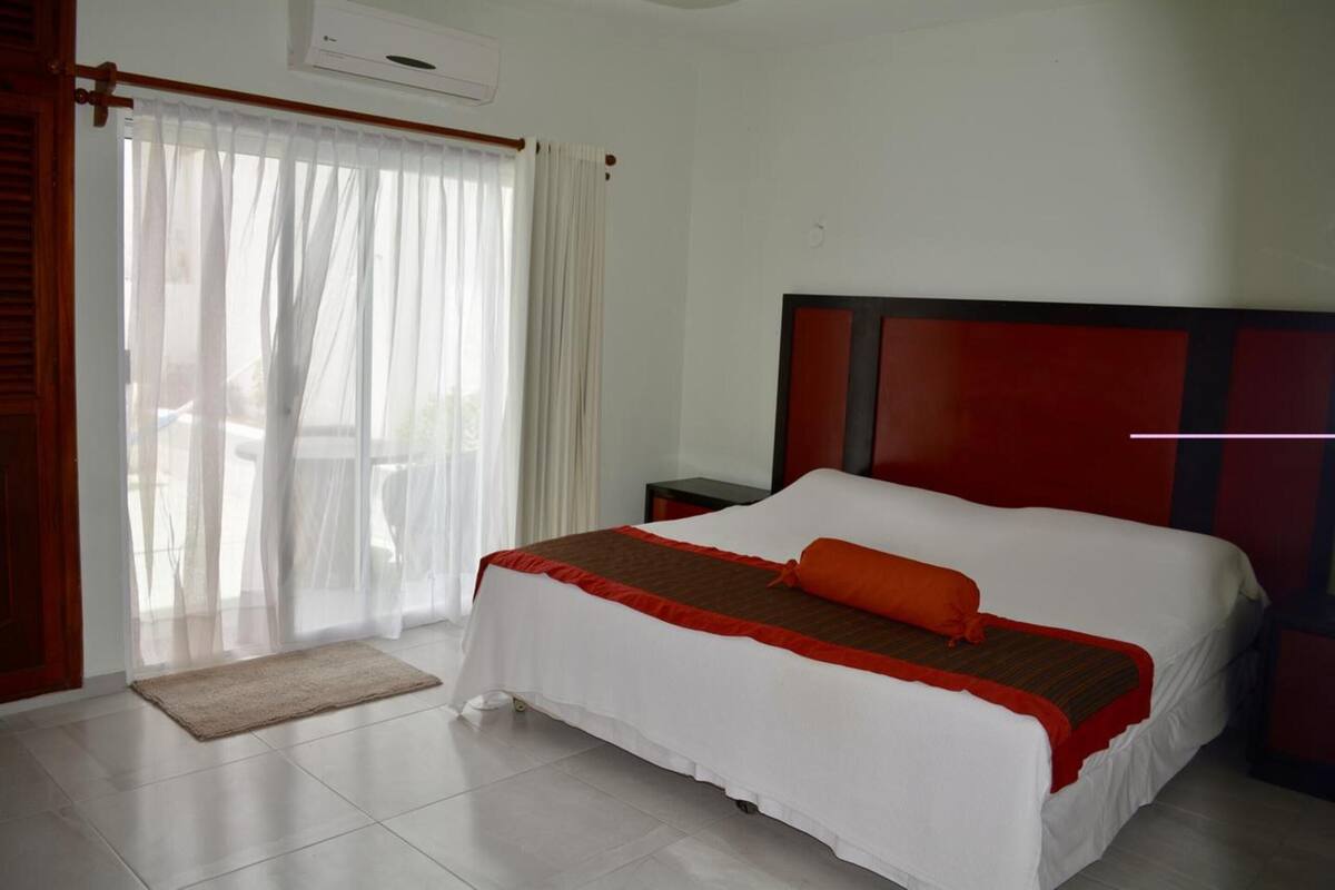 Suíte júnior, 2 quartos, acesso à piscina | Frigobar, ferros/tábuas de passar roupa, Wi-Fi de cortesia