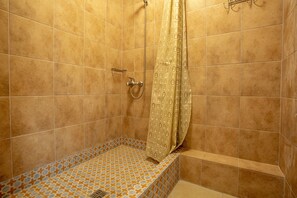Bathroom shower - P2B hostel & bar (Kyiv)