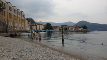 Una spiaggia nelle vicinanze, lettini da mare, teli da spiaggia