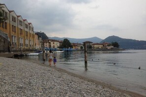 Plage à proximité, chaises longues, serviettes de plage