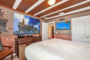 6 bedrooms, desk, iron/ironing board, travel cot