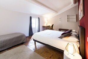 5 bedrooms, WiFi, bed sheets