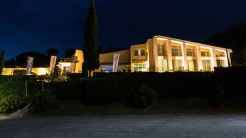 Façade de lâhĂ©bergement - soirĂ©e/nuit