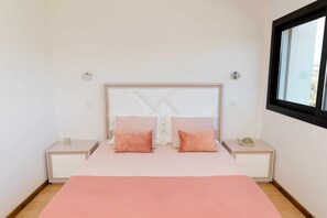 8 chambres, fer et planche à repasser, lit de bébé portatif