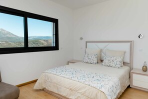 8 habitaciones, tabla de planchar con plancha y cuna de viaje 