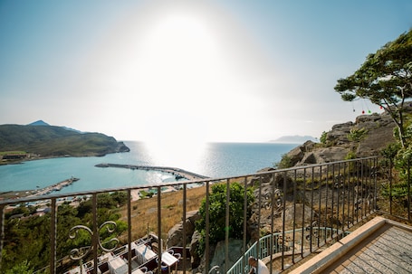 Deluxe Room, Lanai, Sea View | Iron/ironing board, free WiFi, bed sheets