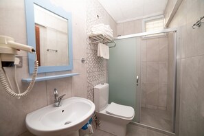 Standard-Dreibettzimmer, Veranda, Meerblick | Badezimmer | Dusche, Hydromassagedusche, Haartrockner, Hausschuhe