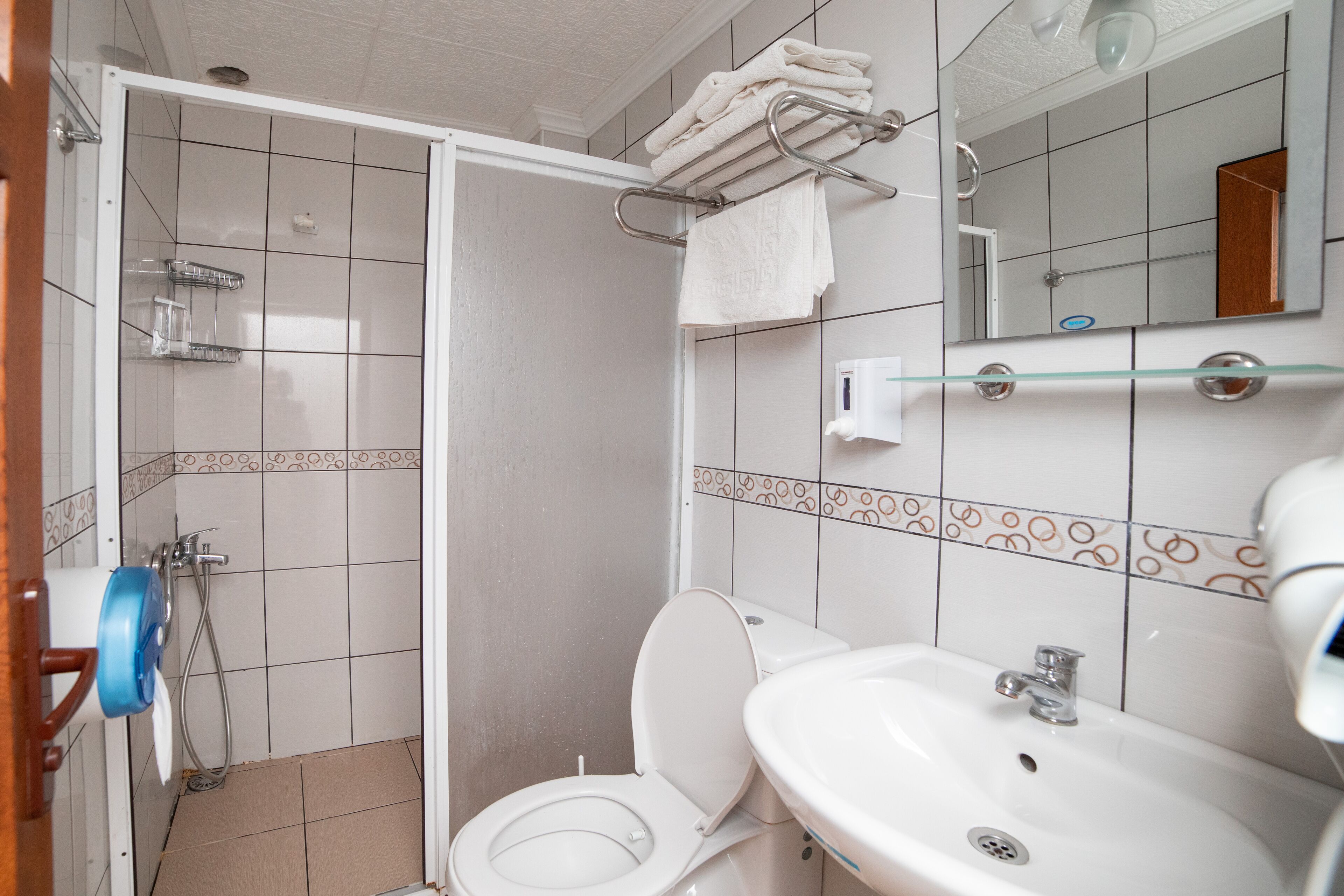 Chuveiro, ducha de hidromassagem, secador de cabelo, chinelos