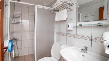 Chuveiro, ducha de hidromassagem, secador de cabelo, chinelos
