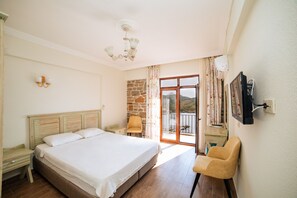 Habitación Deluxe, lanai, vista al mar | Tabla de planchar con plancha, wifi gratis y ropa de cama