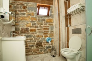 Habitación familiar, lanai, vista al mar | Baño | Regadera, regadera con hidromasaje, secadora de cabello, pantuflas