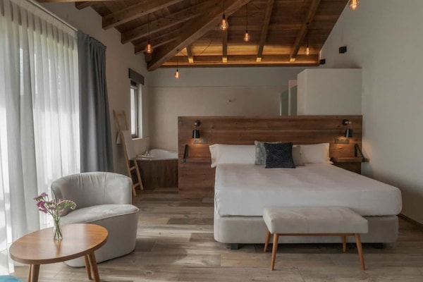 Premium Room | Peti besi dalam bilik, dihias secara berasingan