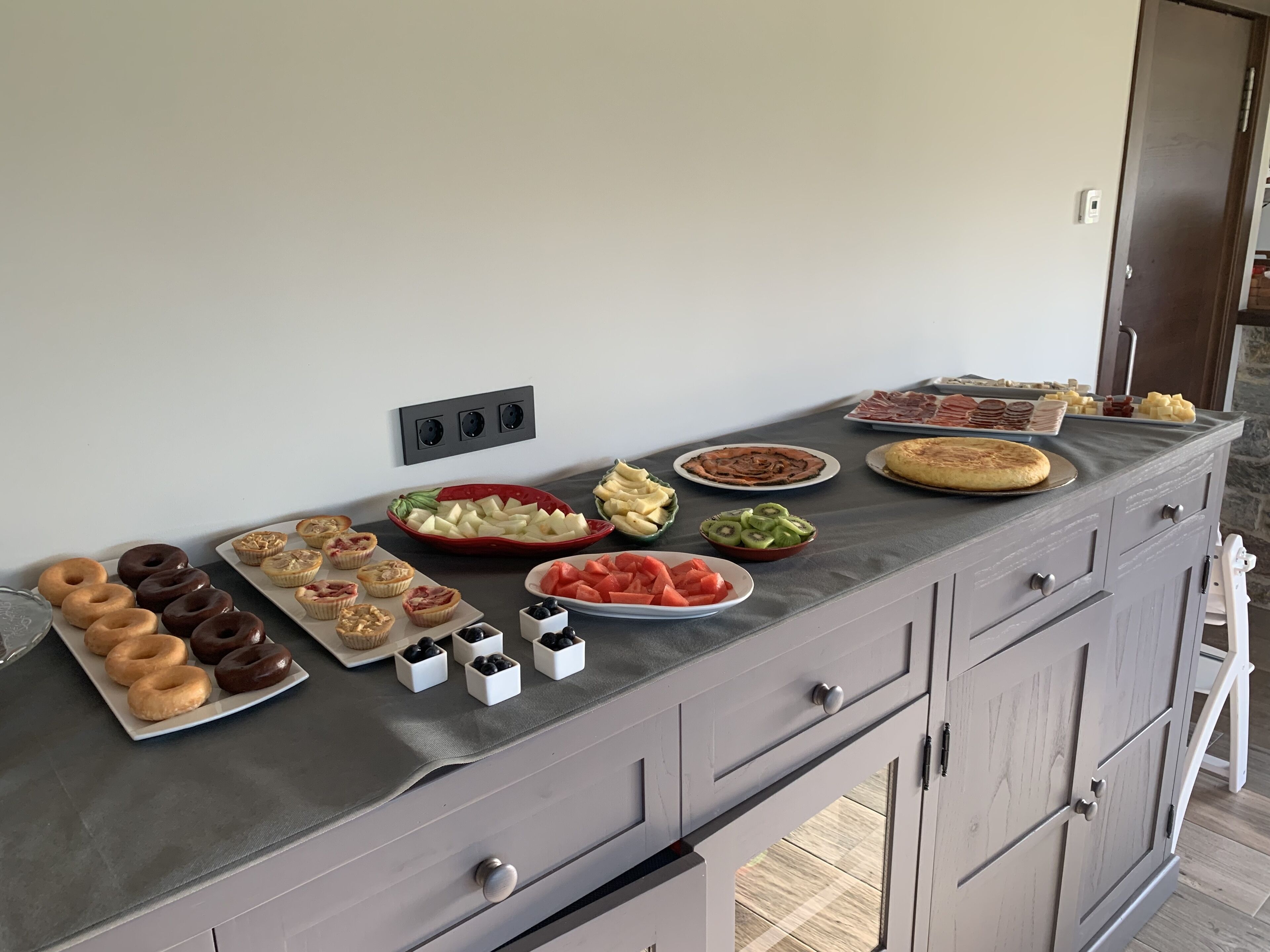 Tägliches Frühstücksbuffet (12 EUR pro Person)