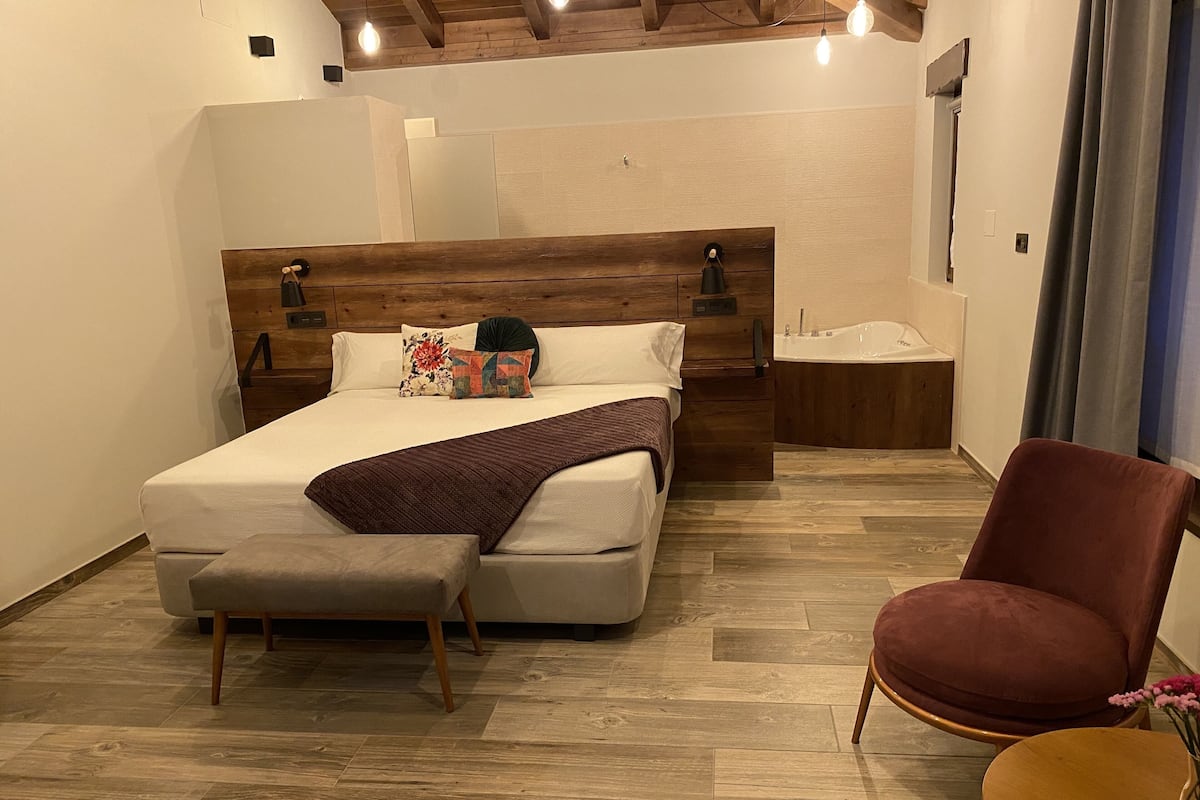 Premium Room | In-room safe, desk, laptop workspace, soundproofing