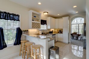 Fridge, microwave, dishwasher, coffee/tea maker - Pet Friendly! Available Wonderful Luxury 4 BR House Bikes & Beach Gear included (Hilton Head Island)