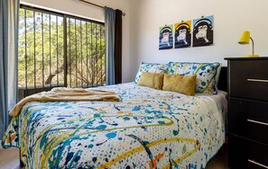 2 slaapkamers, een strijkplank/strijkijzer, internet, beddengoed