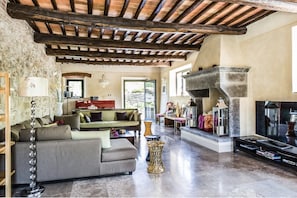 Villa, 5 Schlafzimmer | Wohnbereich | Flachbildfernseher